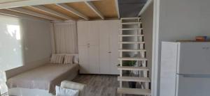阿莫利亚尼岛Alos的一间带床和冰箱的小卧室