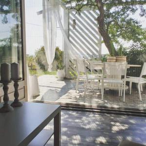 阿莫利亚尼岛Alos的庭院里配有桌椅的房间