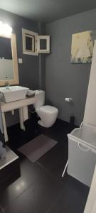 阿莫利亚尼岛Alos的浴室配有白色卫生间和盥洗盆。