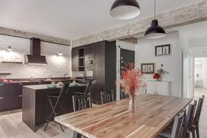 拉科鲁尼亚Central Square Deluxe Apartment的厨房以及带木桌的用餐室。