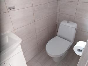 斯塔勒斯普拉维Bungalov Elite的白色的浴室设有卫生间和水槽。