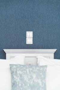 加藤-达拉特索Zeus Village Resort - Adults Only的卧室设有蓝白色图案的墙壁