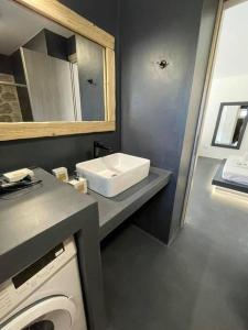 埃尔米奥尼Rock N Sun - Brand new apartment in Ermioni的一间带水槽和洗衣机的浴室