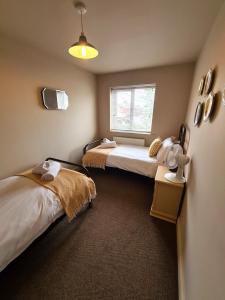 斯沃德林科特Goodwins' by Spires Accommodation a comfortable place to stay close to Burton-upon-Trent的一间卧室设有两张床和窗户。