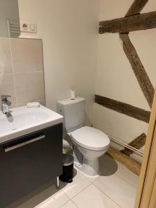 穆兰Bel appartement en coeur de ville - 20 minutes du PAL的浴室配有白色卫生间和盥洗盆。