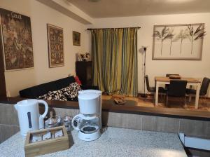 PurchilPrecioso apartamento con aparcamiento gratuito的客厅配有沙发和桌子