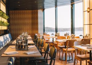 斯德哥尔摩Viking Line ferry Viking Glory - Mini-cruise from Stockholm的用餐室设有桌椅和窗户。