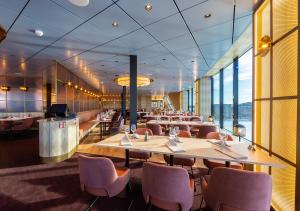 斯德哥尔摩Viking Line ferry Viking Glory - Mini-cruise from Stockholm的一间带长桌和椅子的用餐室