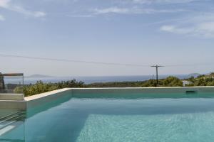 圣加利尼Vrachos Luxury Home 2的海景游泳池