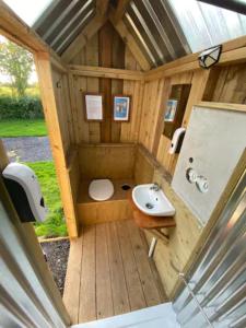 汤顿Countryside Cabin的一间带卫生间和水槽的小浴室