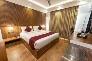 耶拉汉卡Clarks Inn , Airport Bangalore的一间卧室,卧室内配有一张大床