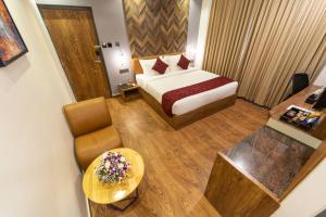 耶拉汉卡Clarks Inn , Airport Bangalore的小型酒店客房配有一张床和一张桌子