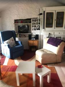 CaravateCountry house的客厅配有沙发和椅子