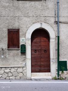 维勒塔巴雷亚Carmela e Gennaro casa vacanze的大楼一侧的木门