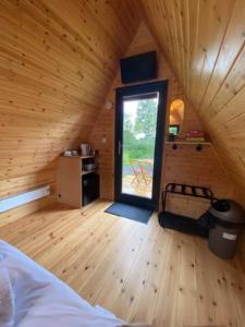 汤顿Countryside Cabin的小屋内带床和窗户的房间