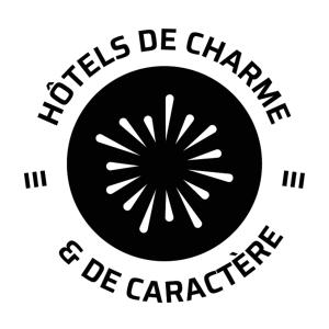 瓦讷布列塔尼酒店的黑白的标志,用化学物质改变的词,是木匠