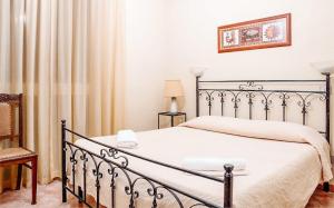 MontevagoTerme Acqua Pia的一间卧室配有一张带金属框架的床