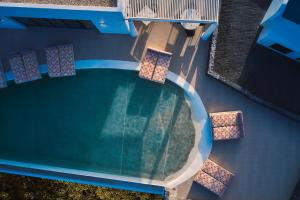 易莫洛林Cresanto Luxury Suites的享有带草坪椅的游泳池的顶部景致
