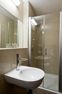 柏林阿提姆酒店的浴室配有白色水槽和淋浴。