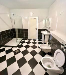 蒂瓦特Apartments Family的浴室铺有黑白格子地板。