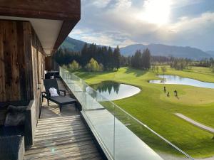 韦斯滕多夫APART Resort Westendorf的阳台享有高尔夫球场的景致。