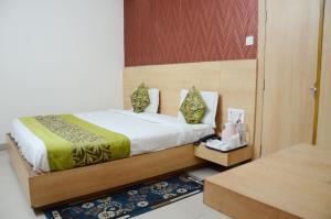 占西Hotel hari palace的卧室配有一张床和一张桌子