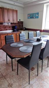 新里斯拉Lucky Cat的餐桌、椅子和厨房