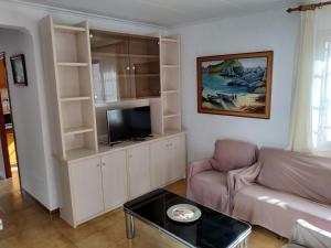 洛斯马蒂雷斯Casa CHALET INDEPENDIENTE en CALLE PRIVADA的带沙发和电视的客厅