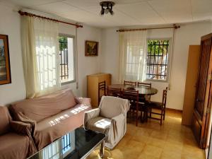 洛斯马蒂雷斯Casa CHALET INDEPENDIENTE en CALLE PRIVADA的客厅配有沙发和桌子