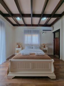 ‘IsfiyāSavannah suite的一张大白色的床,位于带两张桌子的房间