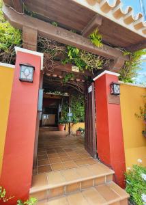 马塔拉斯卡尼亚斯多尼亚那布鲁斯酒店的拥有色彩缤纷墙壁的房屋入口