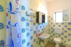 盖奥斯Vista Mare Faros的一间带卫生间和水槽的浴室
