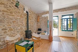 圣巴巴拉-迪内希Algarve Charming Rural 1br Villa的客厅设有石墙和炉灶。