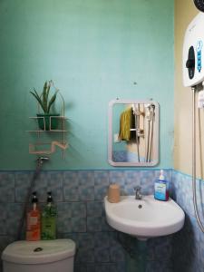 公主港Agimats Crib Palawan的一间带水槽、卫生间和镜子的浴室