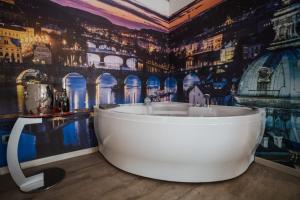 米兰七室宾馆的壁画前带浴缸的浴室