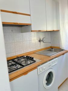 比比翁Villa Ivona的厨房配有炉灶和洗衣机。