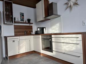 上施泰尔马克地区圣米夏埃尔Appartements Gabat Nähe Red Bull Ring的厨房配有白色橱柜和炉灶。