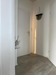 上施泰尔马克地区圣米夏埃尔Appartements Gabat Nähe Red Bull Ring的一间拥有白色墙壁和墙壁十字架的房间