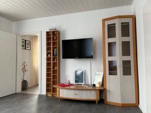 上施泰尔马克地区圣米夏埃尔Appartements Gabat Nähe Red Bull Ring的客房设有书桌和墙上的电视