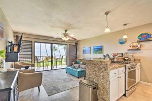 Molokai Shores Resort Condo with Pool and Views!的休息区