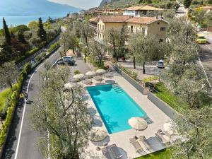 利莫内-苏尔加达罗斯玛丽酒店的享有带椅子和遮阳伞的游泳池的上方景色