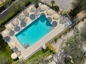 利莫内-苏尔加达罗斯玛丽酒店的享有带桌子和遮阳伞的游泳池的顶部景致