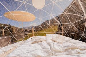 LumbreinBubble-Suite mit wunderschönem Blick的帐篷内带一张床的房间