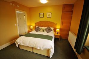 塔尔加斯卡斯特尔酒店的一间卧室配有一张大床和两盏灯。