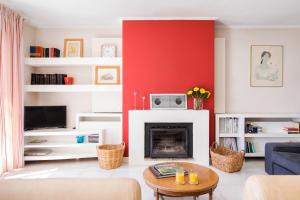 科孚镇Corfu town tranquility gem的客厅设有红色的墙壁和壁炉。