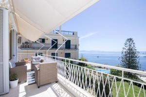 科孚镇Corfu town tranquility gem的阳台配有椅子,享有海景。