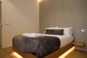 科尔多瓦MEDINA HOMES PUENTE ROMANO的卧室配有一张带白色床单和枕头的大床。
