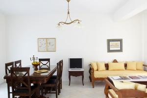 阿吉奥斯普罗科皮奥斯科德罗斯别墅的客厅配有沙发和桌子