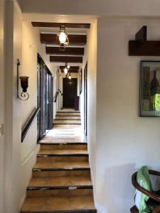 大雅台Tagaytay BNR Guesthouse 4BR With Balcony 12-14 Guest的走廊上设有木地板