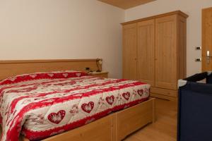 维塔罗玛索劳特住宿加早餐旅馆的一间卧室配有一张带红色和白色床罩的床。